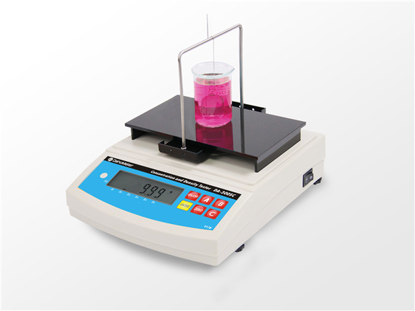 氯化鈉濃度測試儀DA-300SC是Dahometer品牌經(jīng)典款產(chǎn)品，通過功能簡化，優(yōu)化結(jié)構(gòu)，強(qiáng)化實(shí)用，推出的一款全新系列產(chǎn)品；具有測量重復(fù)性好，精度高，操作簡單……等特點(diǎn)；測量過程僅需數(shù)秒即可顯示自動顯示出鹽水濃度值、波美度、密度。